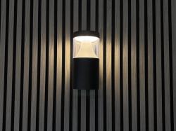 LED-seinävalaisin BOLE -hattuosan valaisin päällä.